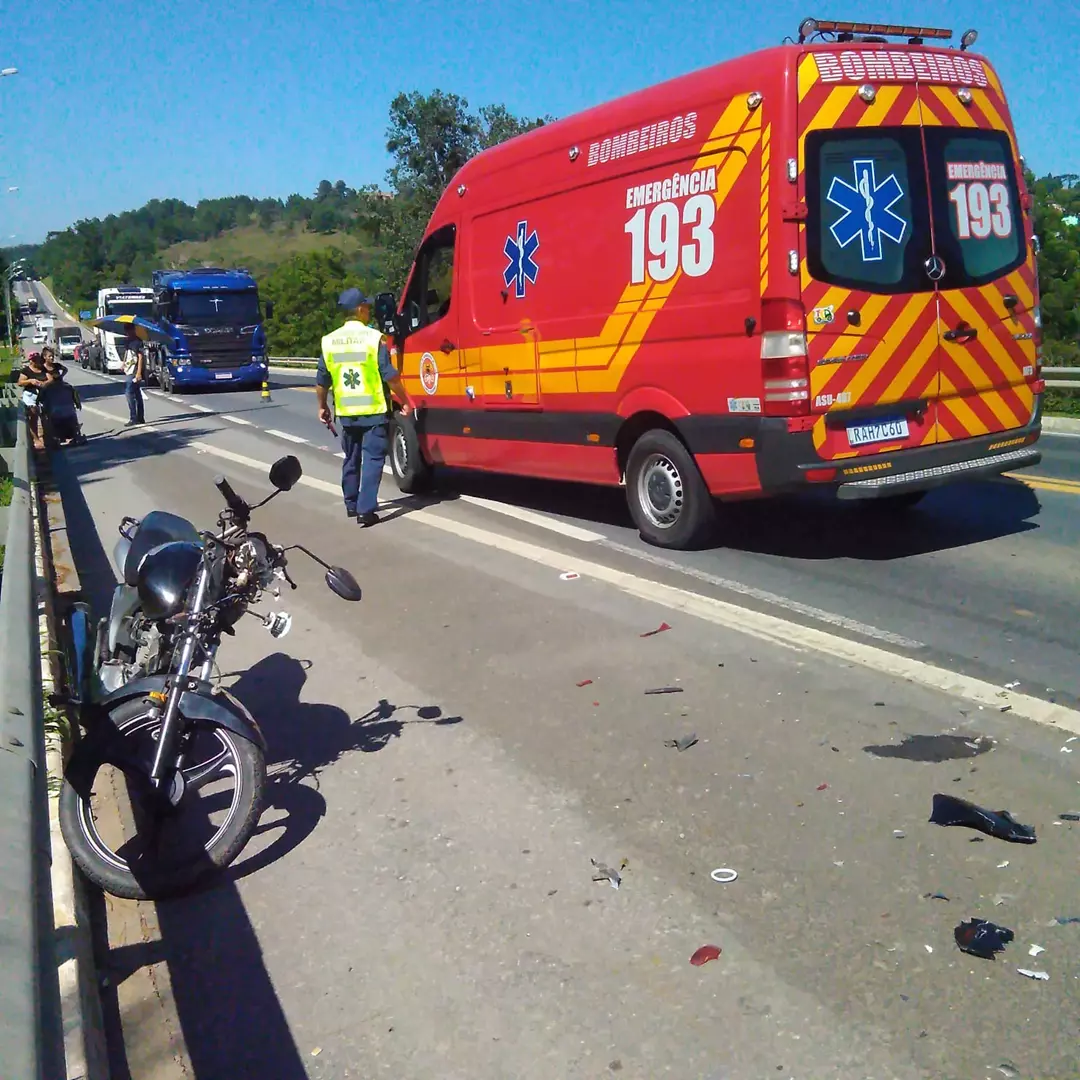 Ocorrência de acidente de trânsito envolvendo colisão entre Carro x Moto, na Br 116 Km 02